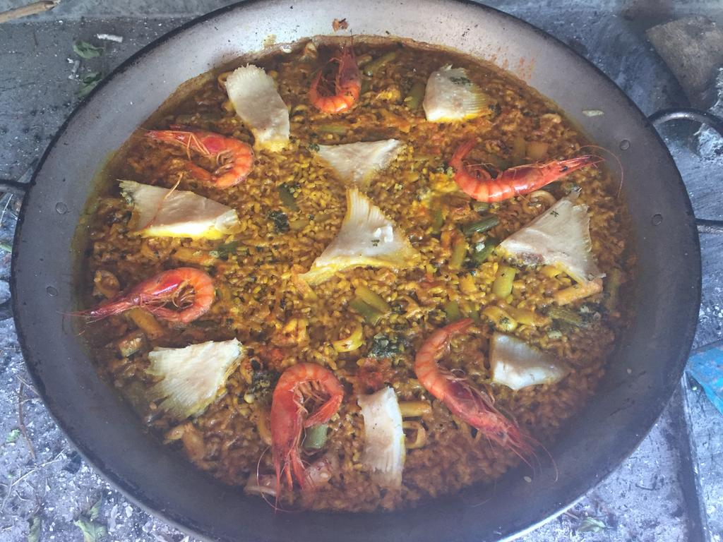 Paella de raya, calamar y gambas