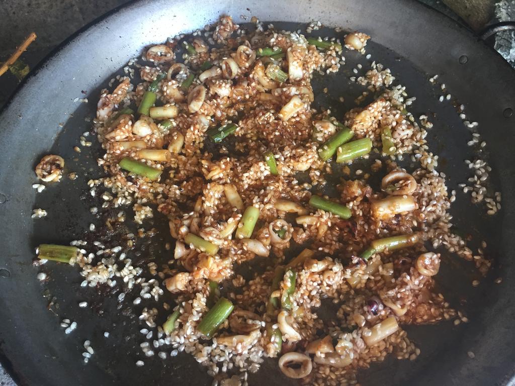 Arroz nacarándose con el sofrito