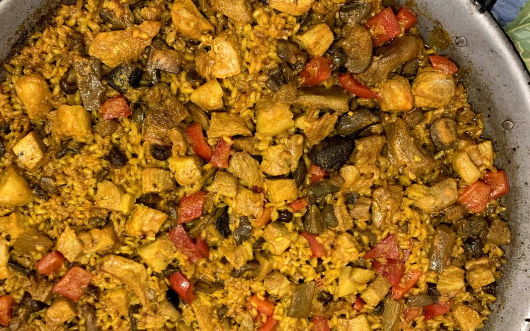 Paella de secreto ibérico, boletus y pimiento rojo