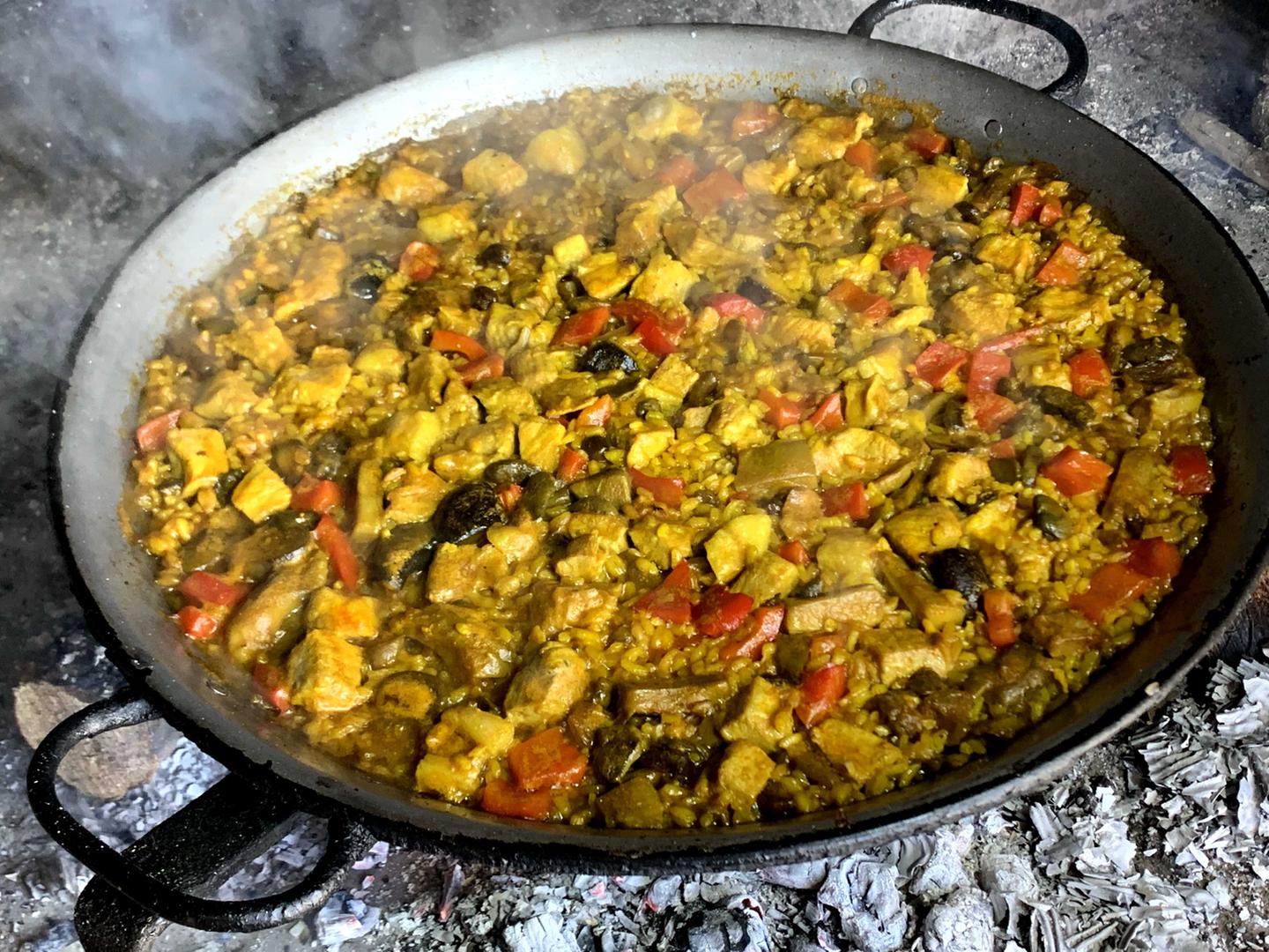 Paella de secreto ibérico, boletus y pimiento rojo