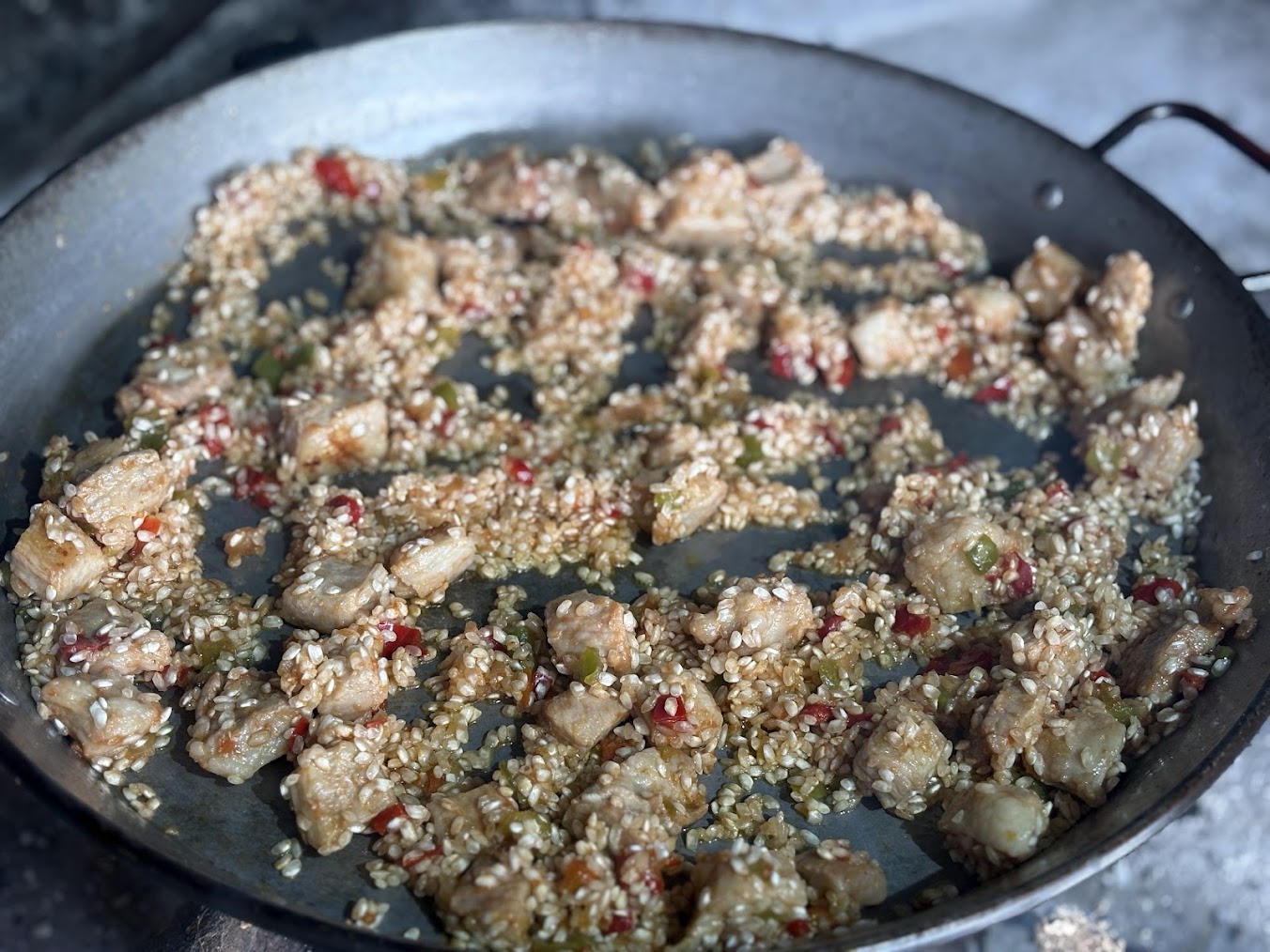 Arroz nacarándose con el sofrito