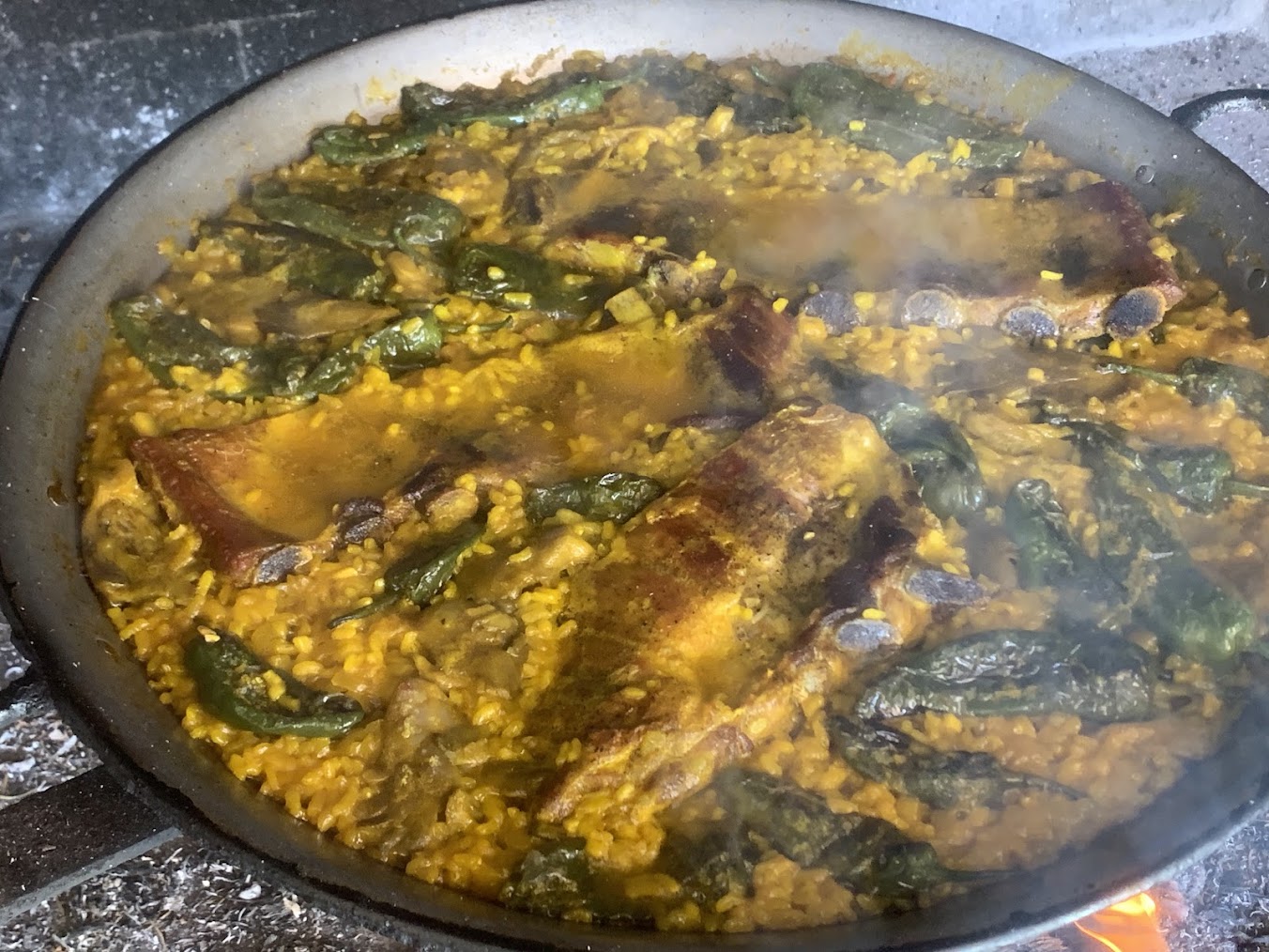 Añadiendo el caldo caliente