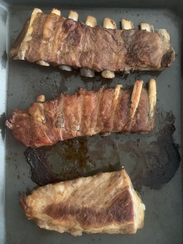 Costillas dorándose a la plancha