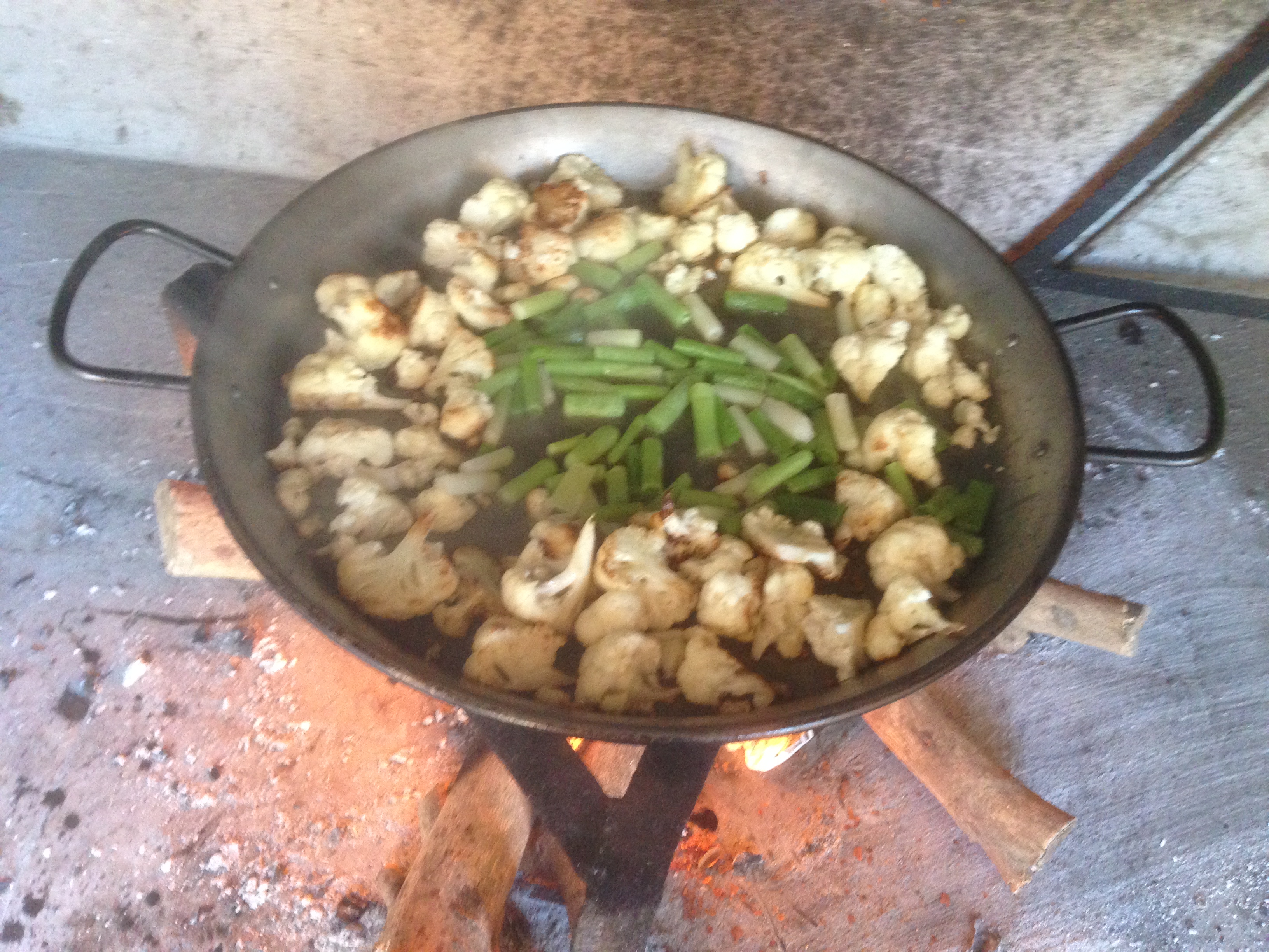 Col rehogándose en la paellera
