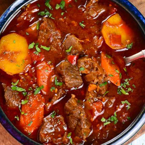 Goulash húngaro tradicional con pimentón y ternera
