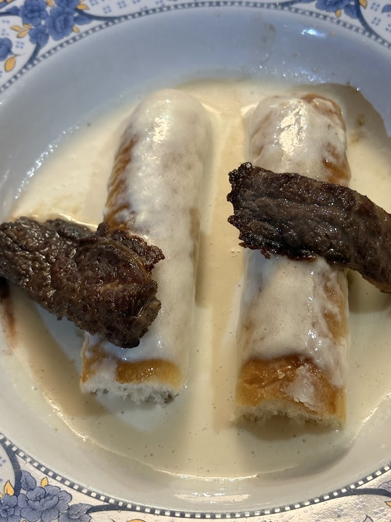 Fartons con Wagyu y crema de ajo servidos