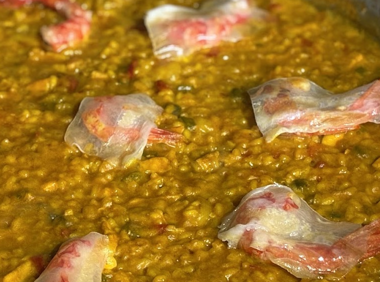 Paella de gamba roja, guanciale y rape