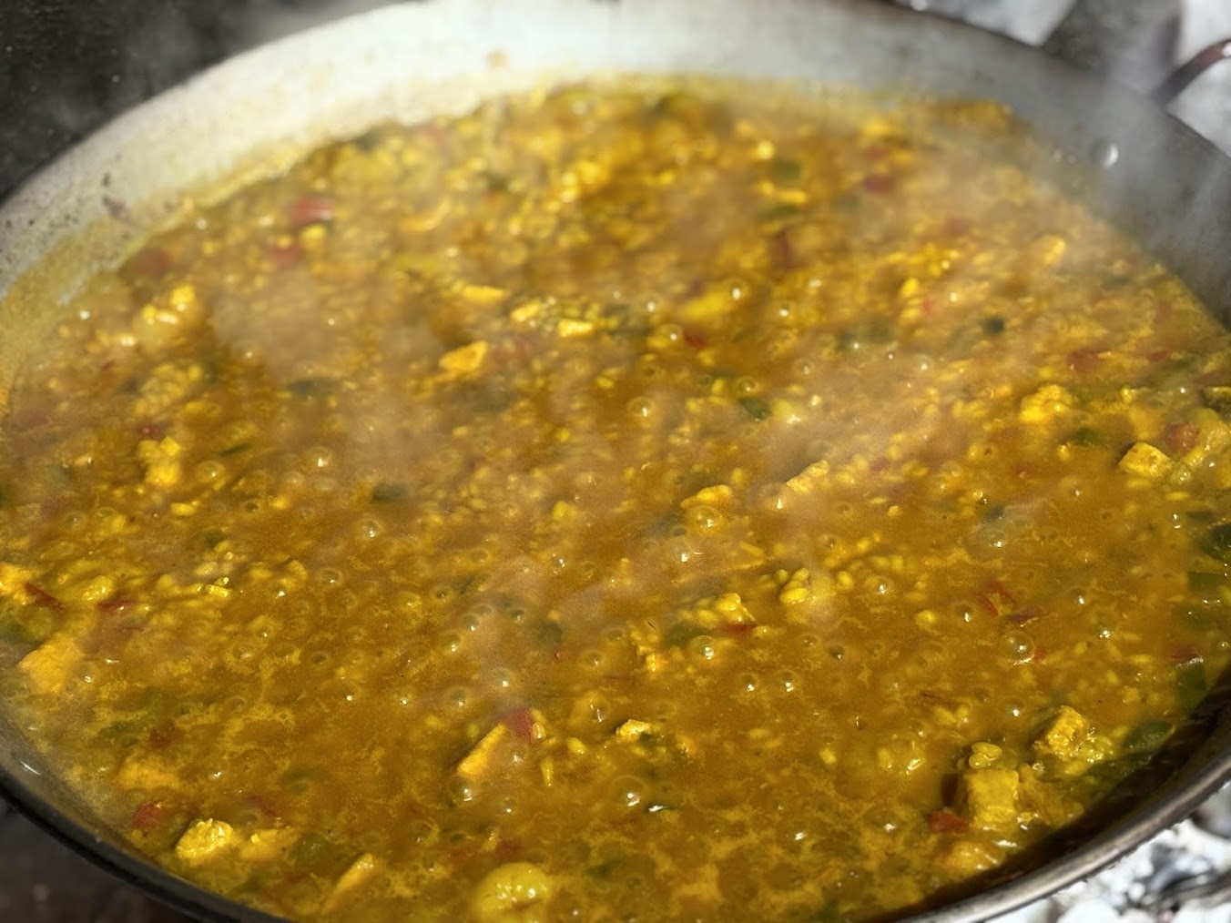 Añadiendo fumet al arroz