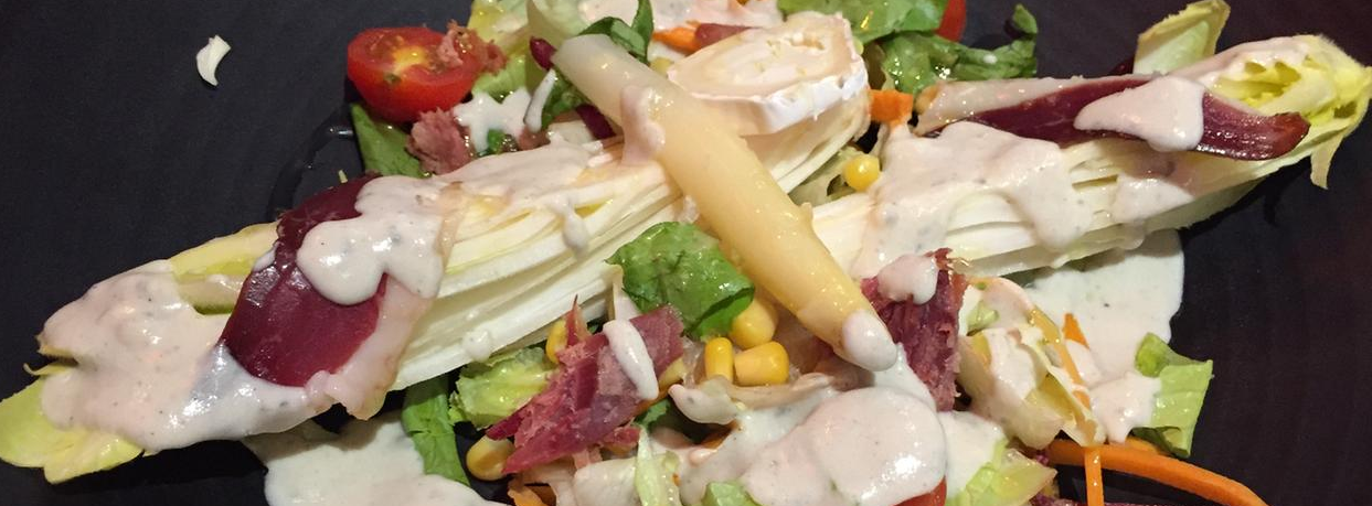 Ensalada variada con endibia, espárrago blanco y queso de cabra