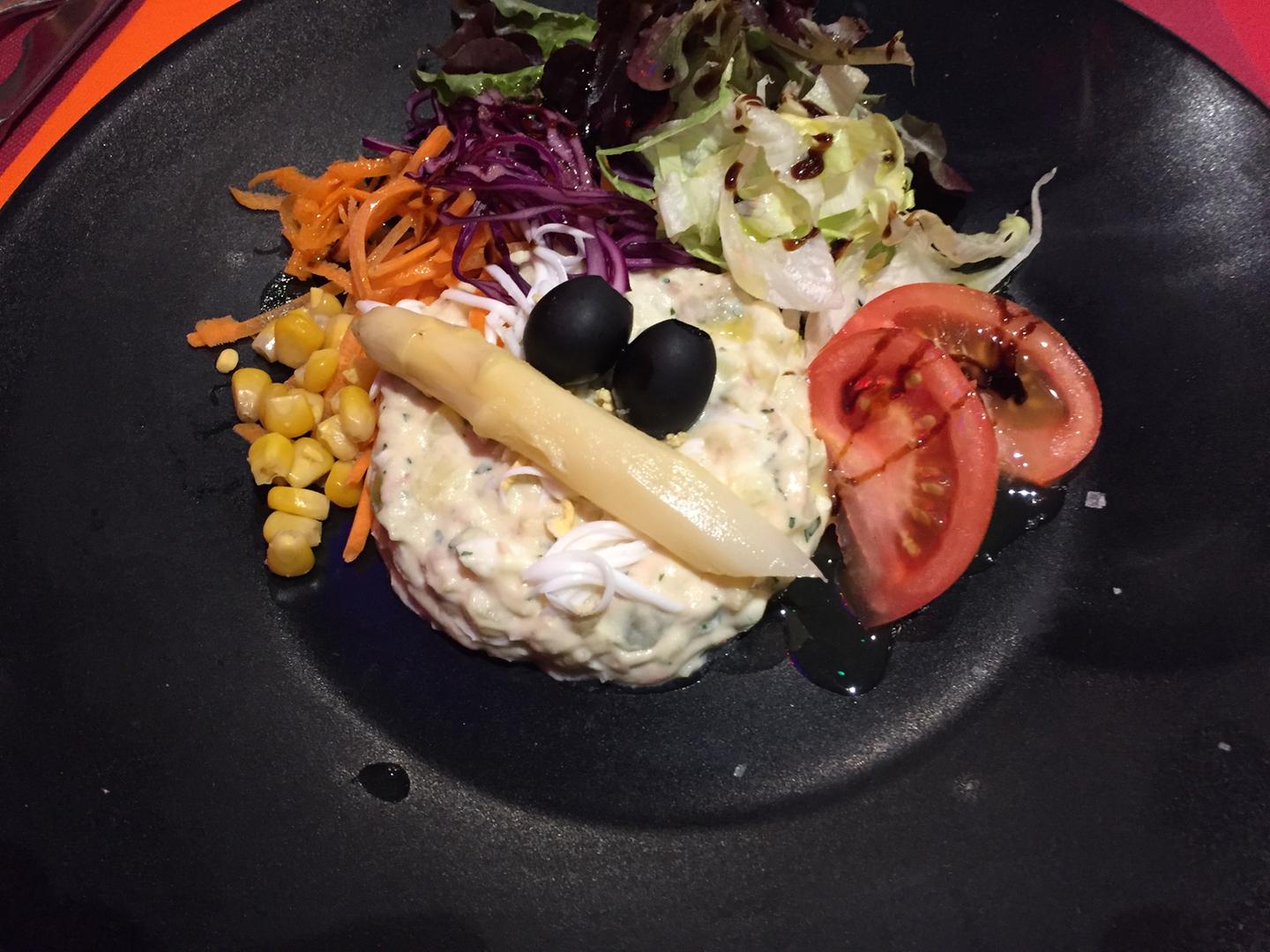 Ensalada variada con ensaladilla rusa y verduras frescas