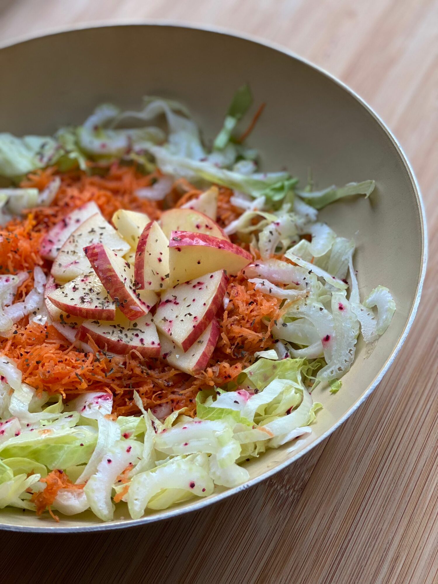 Ensalada de manzana, apio y zanahoria