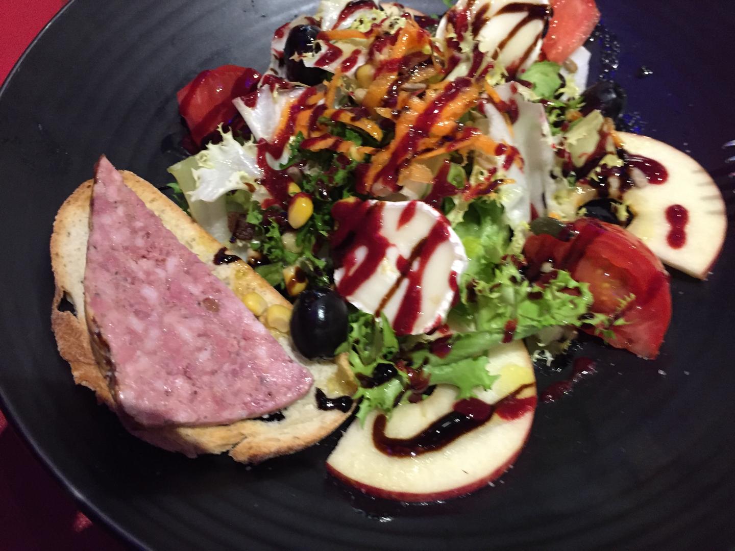 Ensalada de cabra, manzana y tosta de terrina