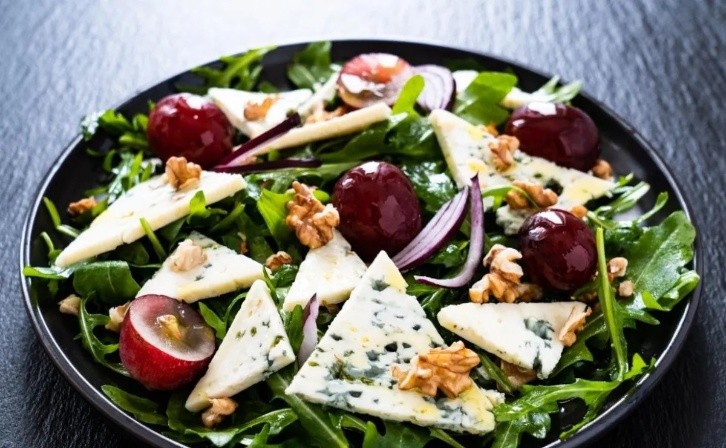 Ensalada de queso de cabra, nueces y uvas