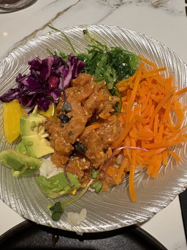 Poke de salmón macerado con arroz, wakame, aguacate y verduras