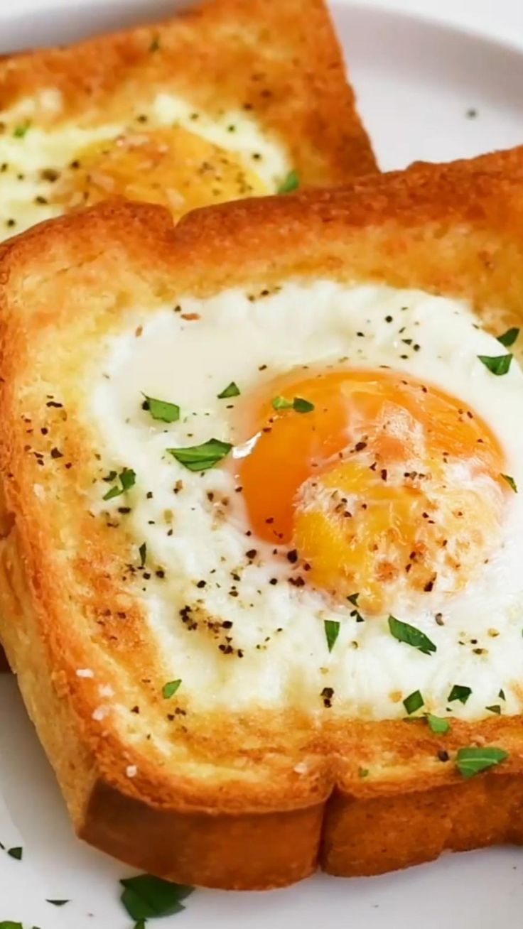 Huevo al nido en pan tostado con queso