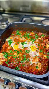 Huevos a la flamenca con tomate, verduras y embutidos