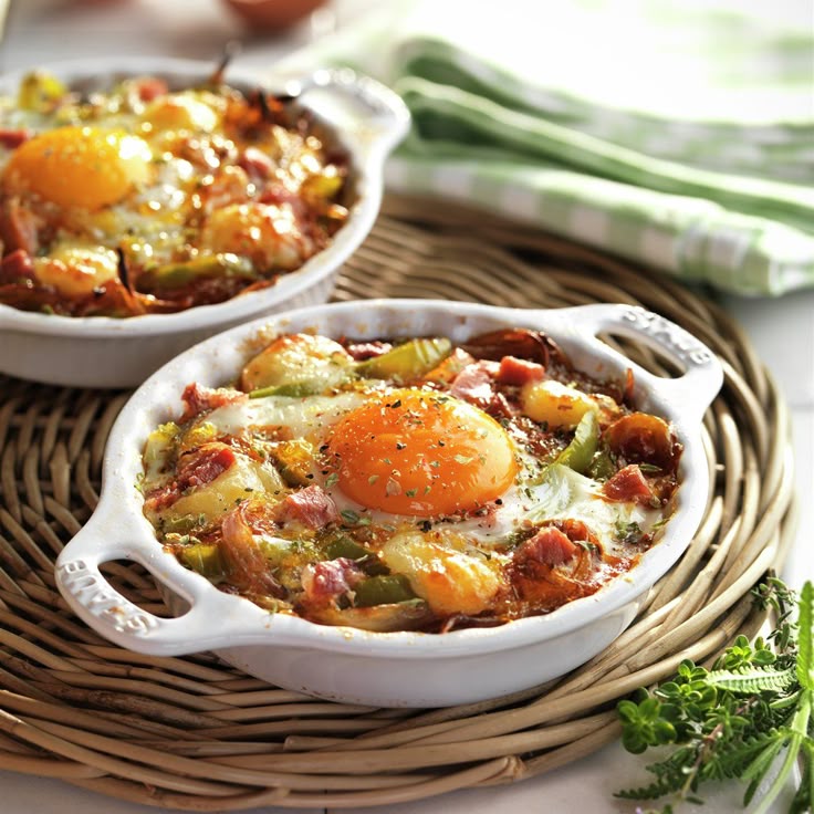 Huevos al horno con champiñones, queso y hierbas
