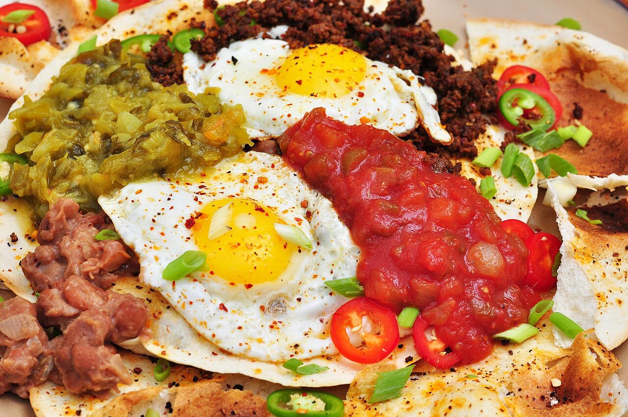 Huevos rancheros con salsa de tomate, chile y tortillas