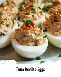 Huevos rellenos de atún con mayonesa y perejil