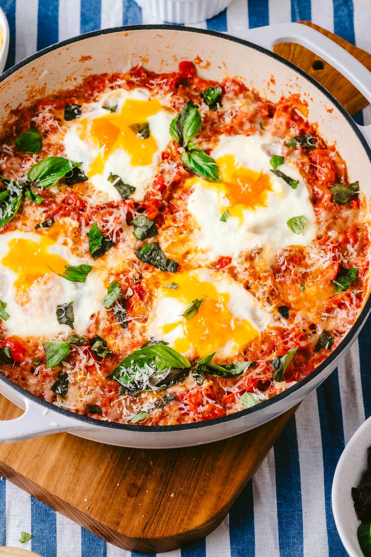Shakshuka, huevos escalfados en salsa de tomate con pimientos y especias