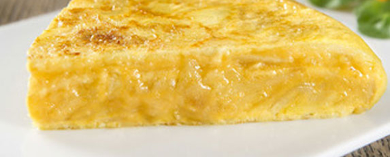 Tortilla de patatas española, jugosa y dorada