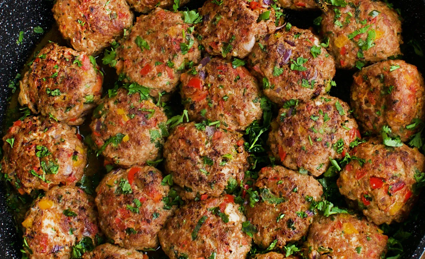 Albóndigas suecas tradicionales con salsa cremosa y puré