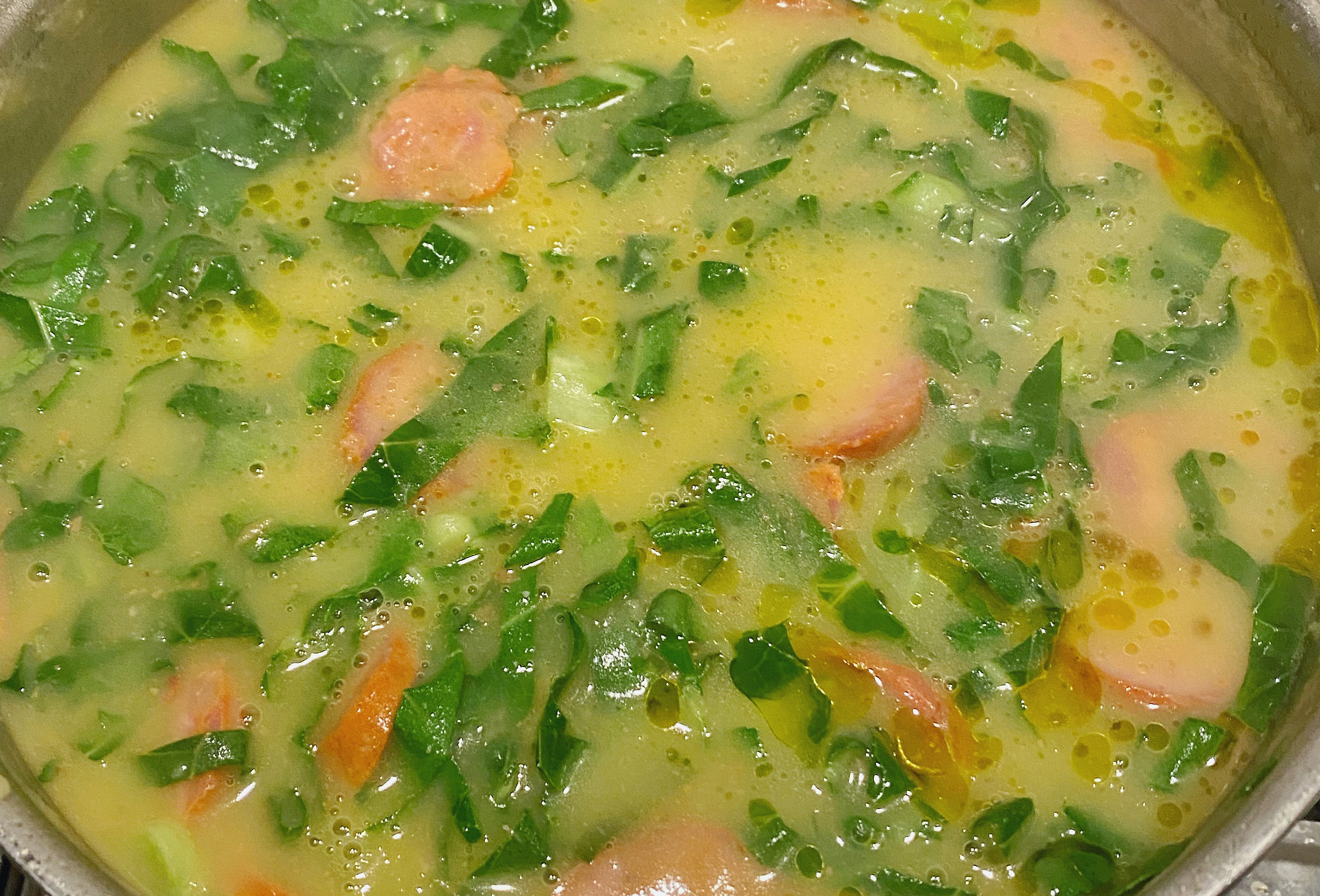 Caldo verde tradicional portugués con chorizo y berza
