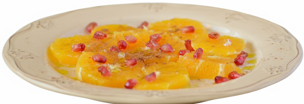 Plato con ensalada fresca de naranja espolvoreada con canela