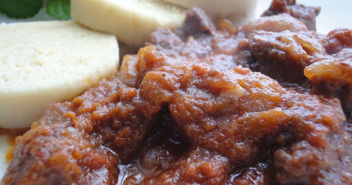 Goulash checo tradicional con carne y papas