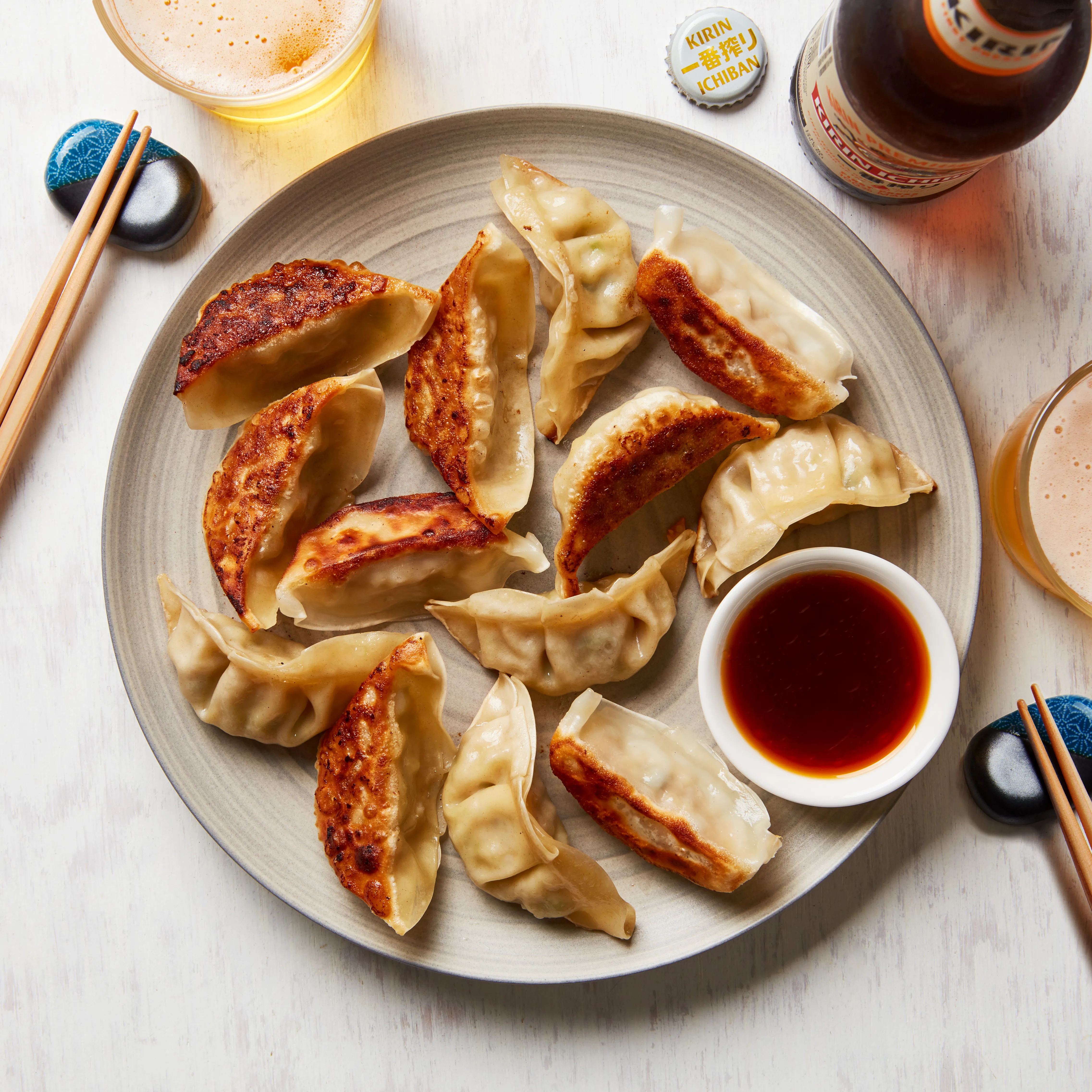 Gyoza casera dorada en sartén con salsa para mojar