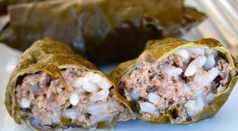 Hojas de parra rellenas con arroz y verduras