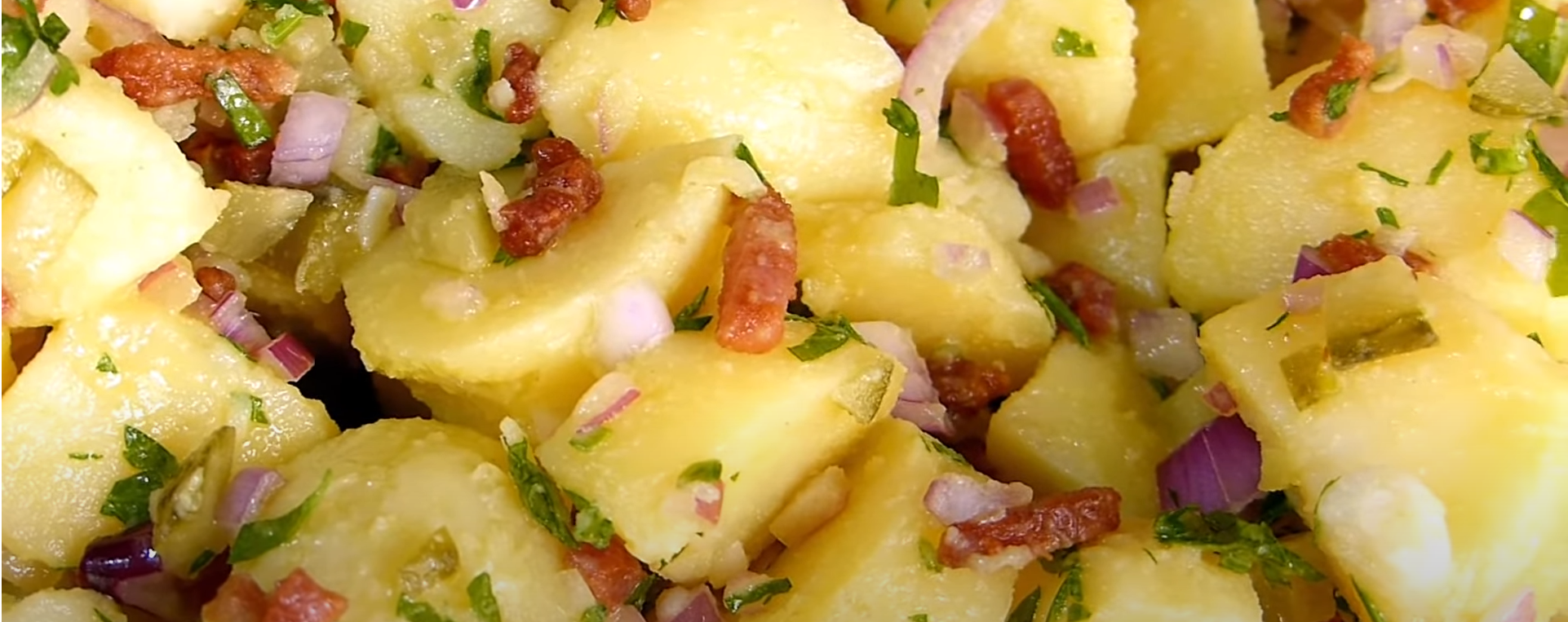 Kartoffelsalat tradicional, ensalada alemana de patata con pepinillos y salchichas