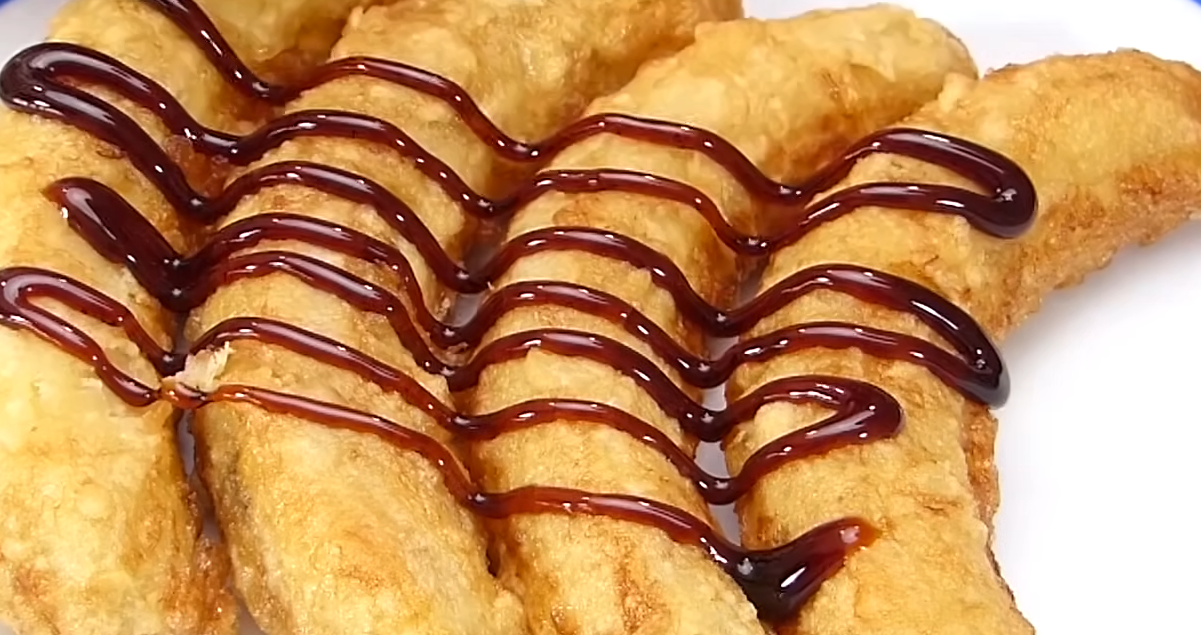 Plátanos fritos dorados en plato blanco