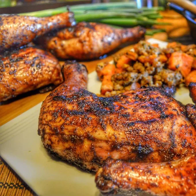 Pollo jamaicano al jerk servido con guarnición