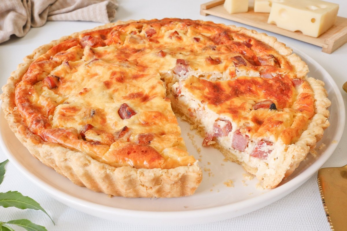 Quiche Lorraine tradicional francesa con base quebrada y relleno cremoso