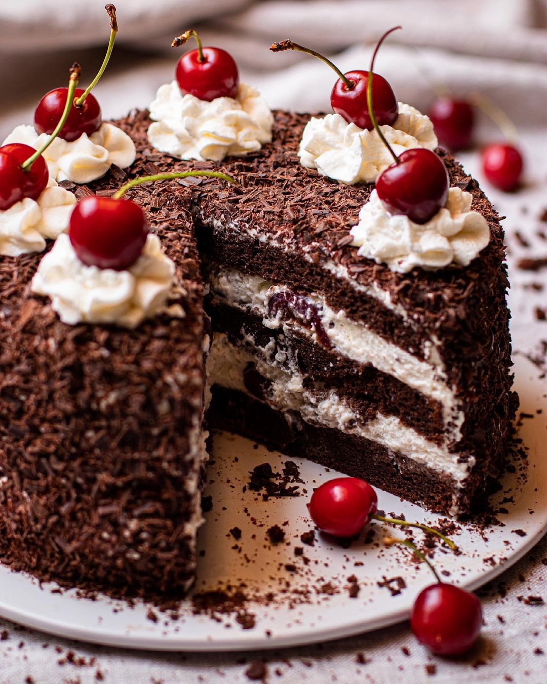 Tarta Selva Negra tradicional alemana con capas de bizcocho de chocolate, nata y cerezas