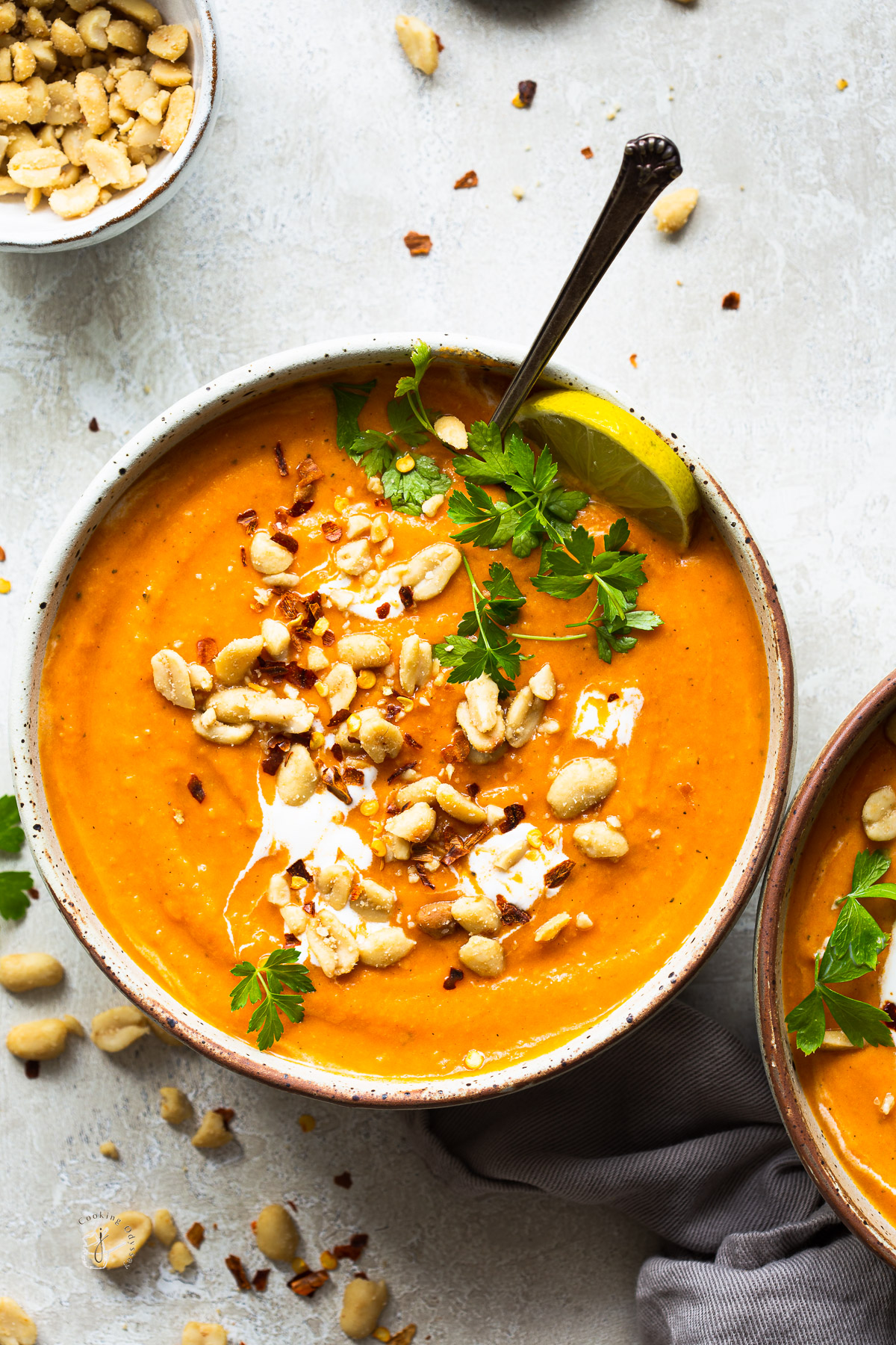 Sopa africana de cacahuete en cuenco con cilantro