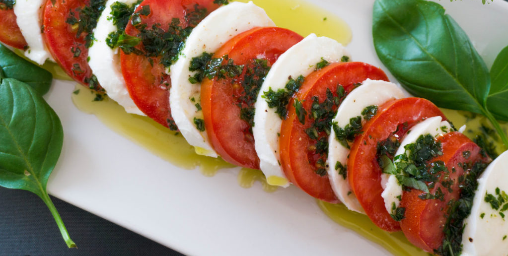 Ensalada Caprese con tomate, mozzarella y albahaca