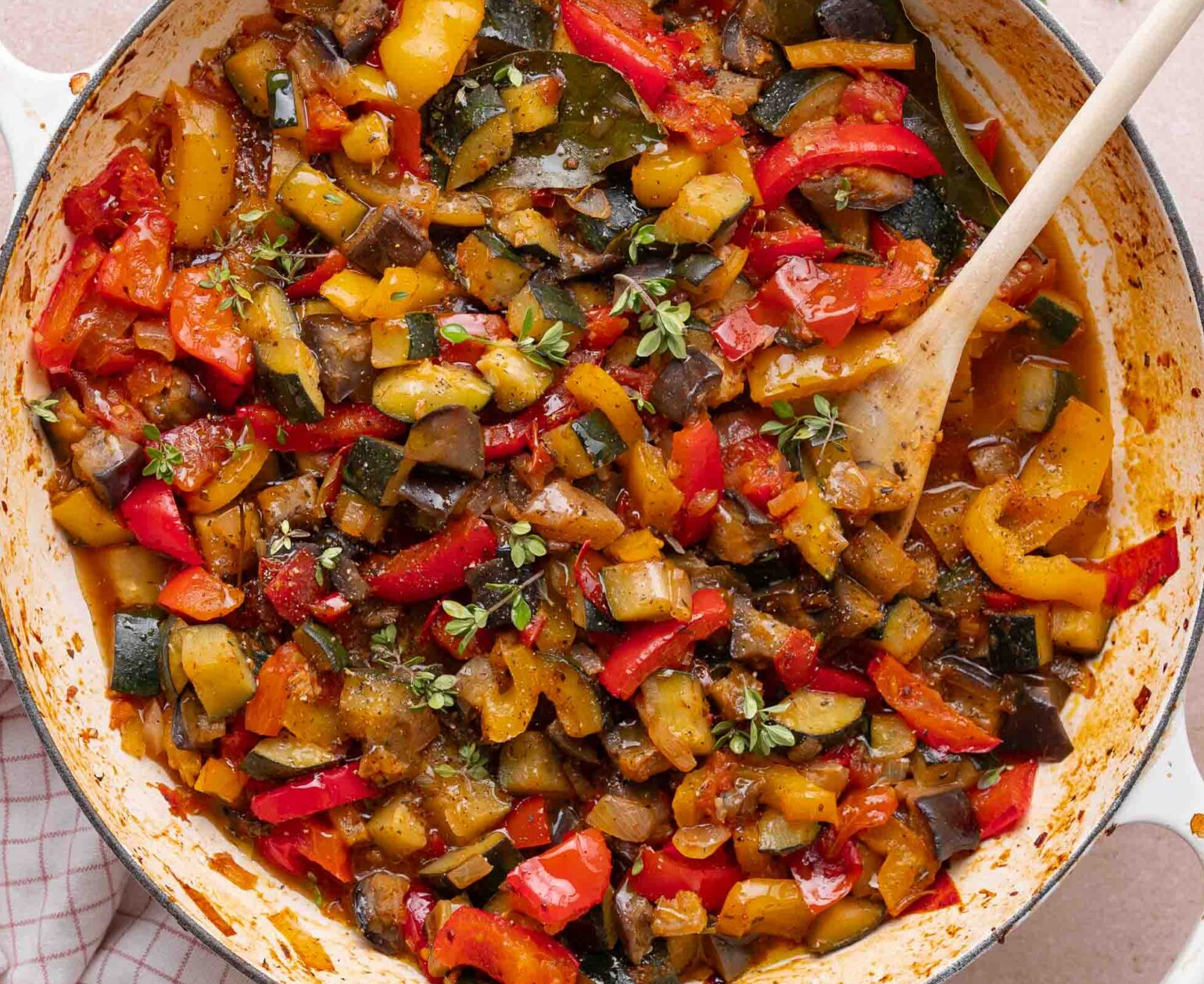 Ratatouille tradicional en plato rústico