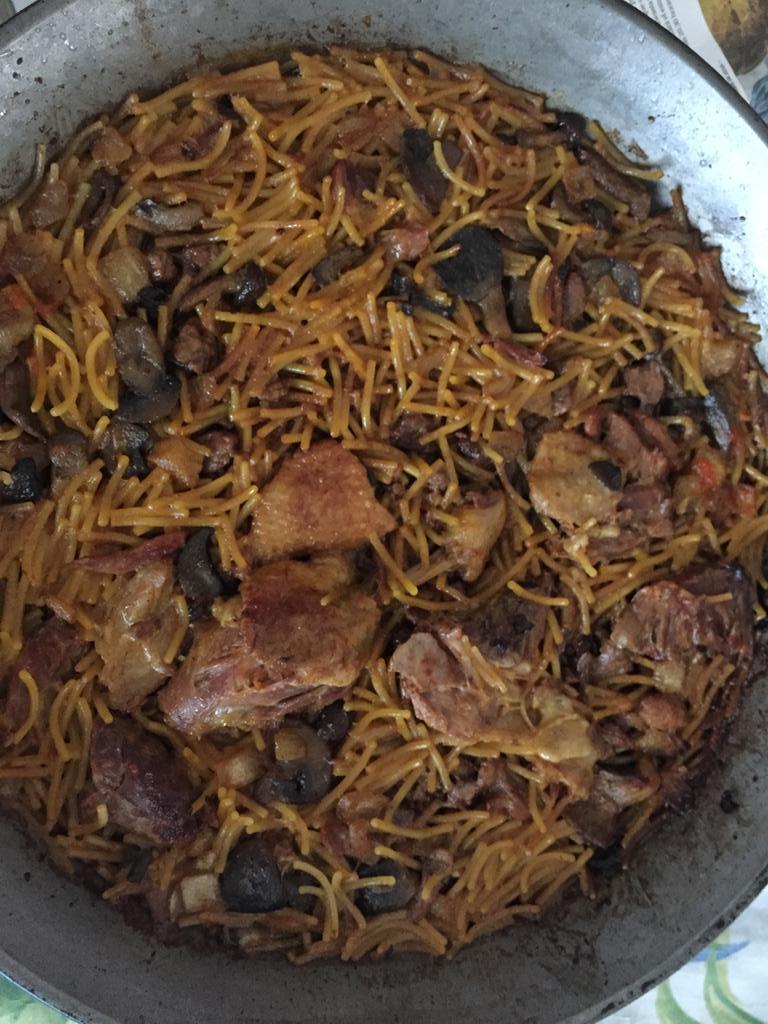 Fideuà de pato, boletus y foie