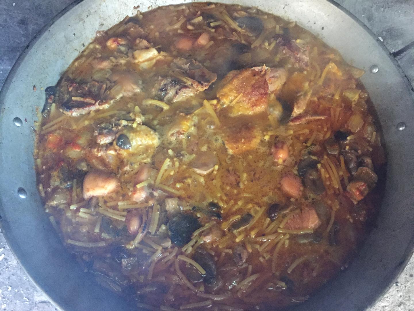 Cocción de la fideuà con caldo de pato