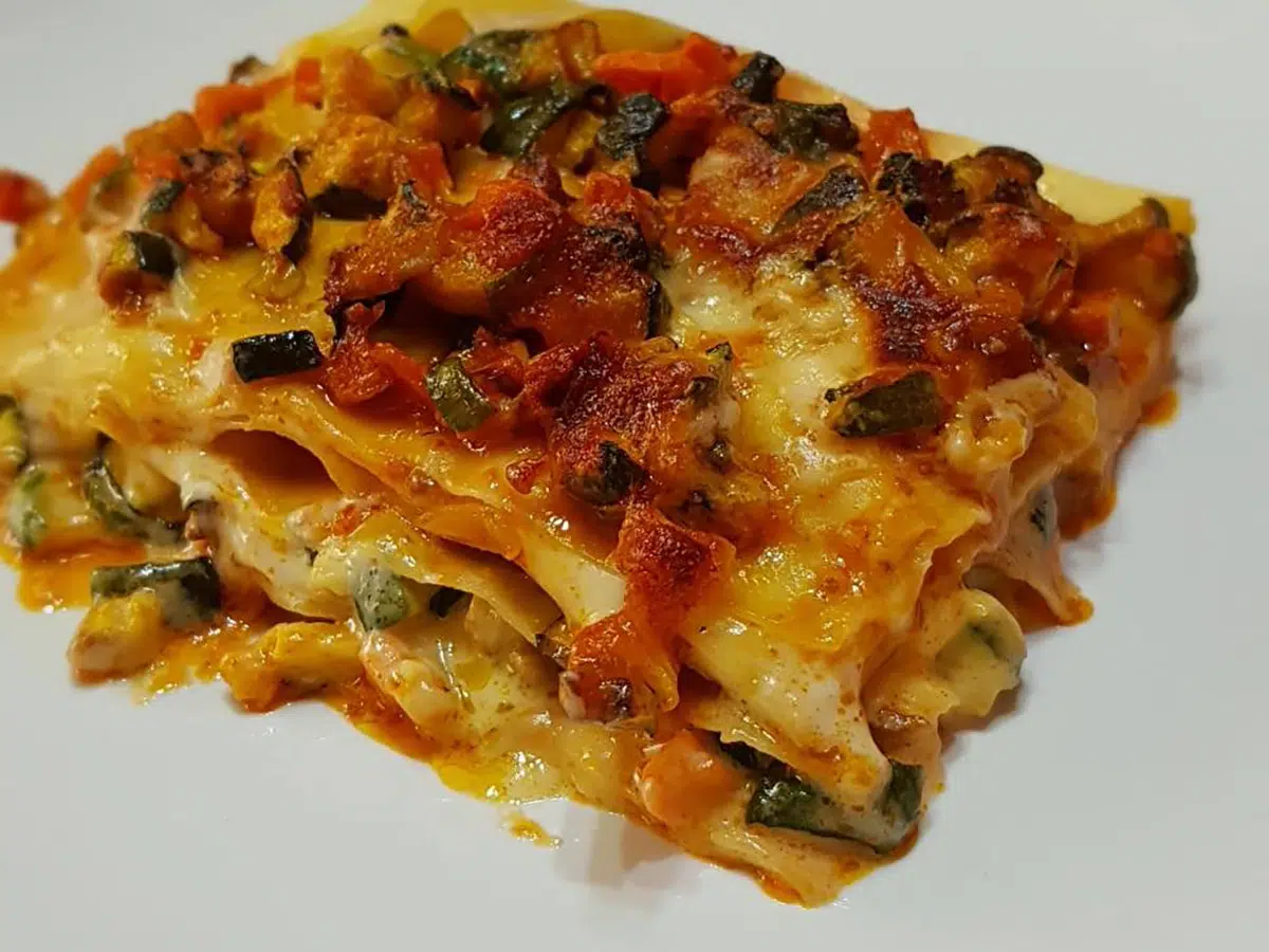 Lasaña vegetariana con verduras variadas gratinada