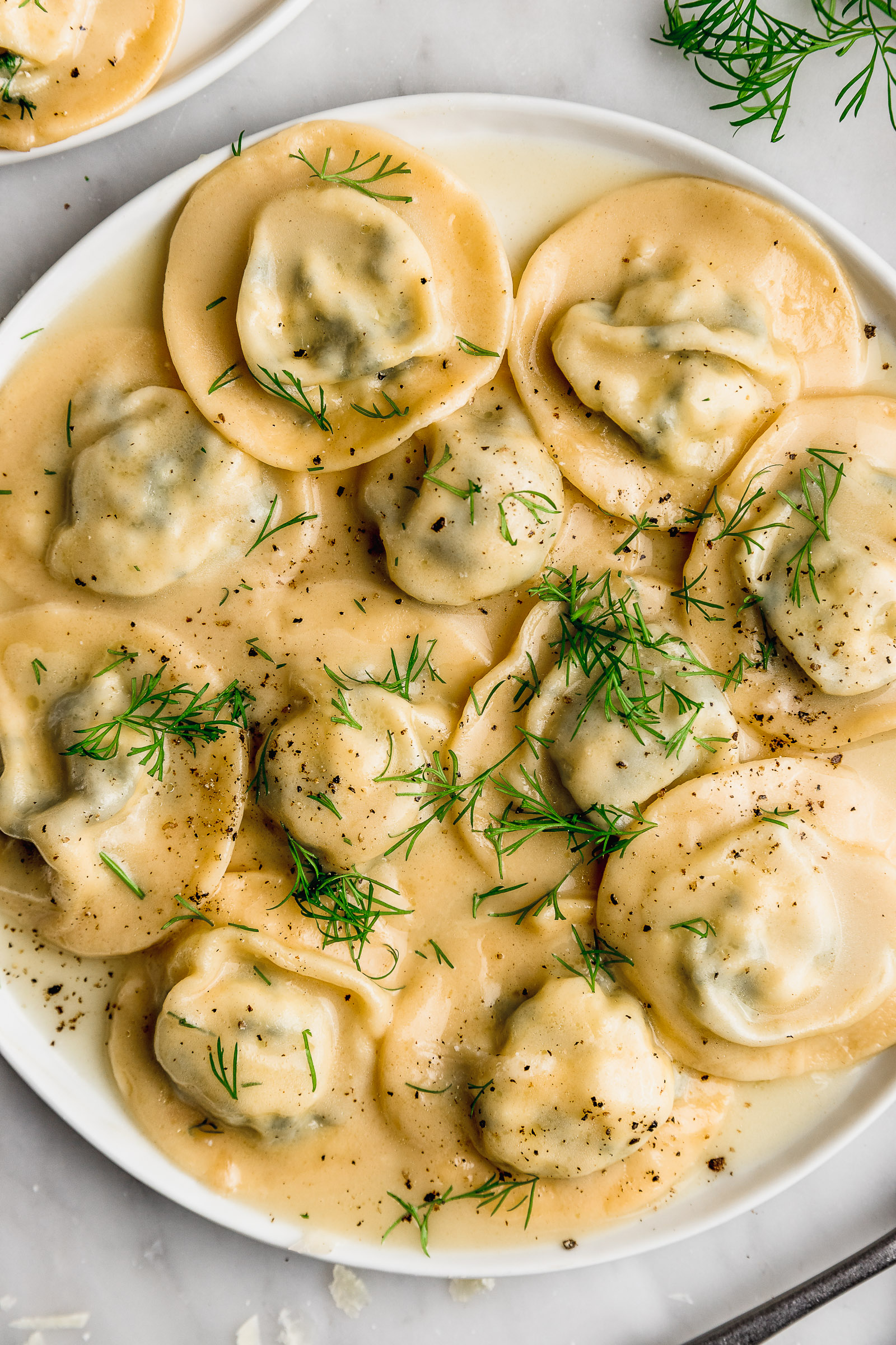Raviolis caseros de ricota y espinacas con mantequilla y salvia