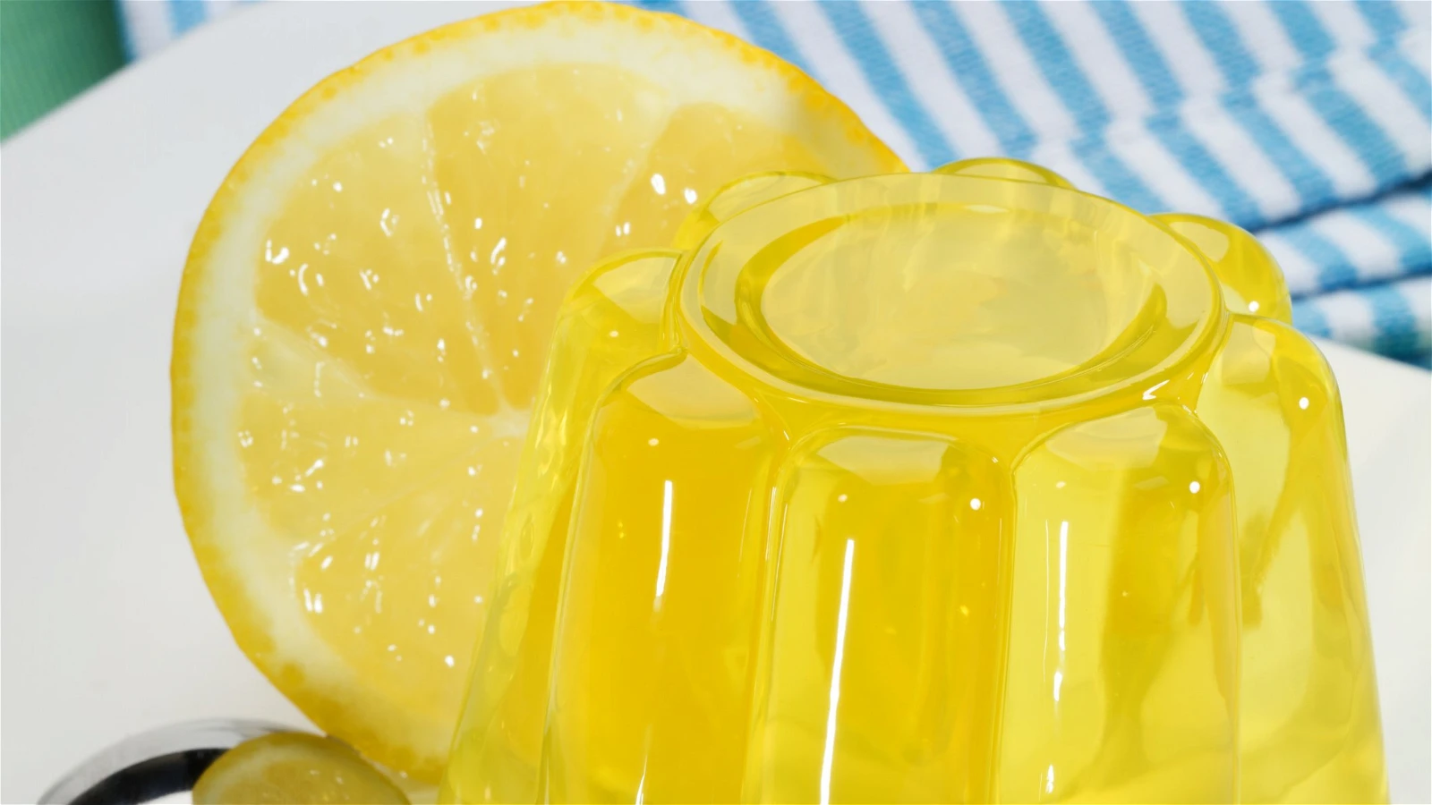 Vasos de gelatina de cítricos con trozos de fruta y hierbabuena