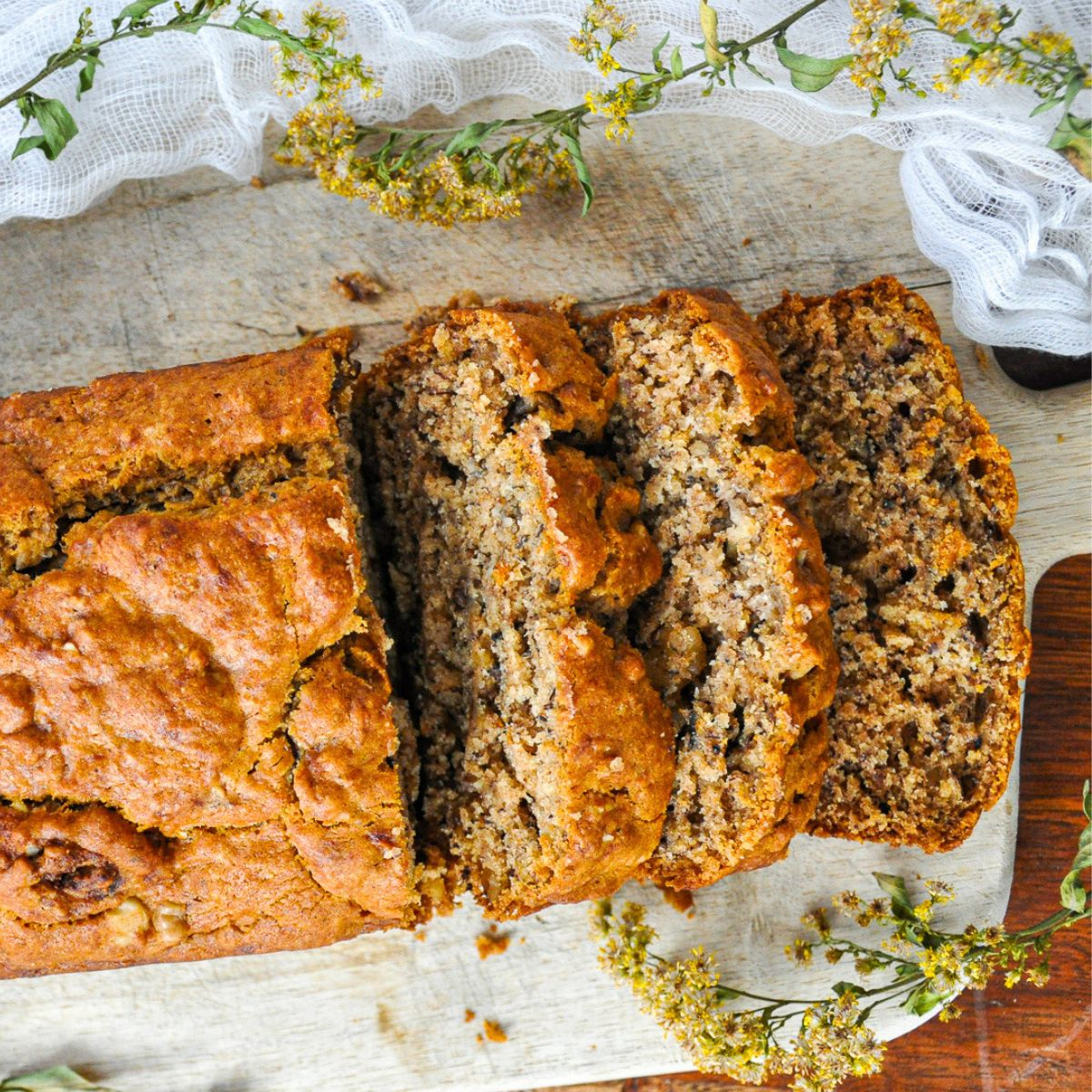 Rebanadas de pan de plátano con nueces y chocolate