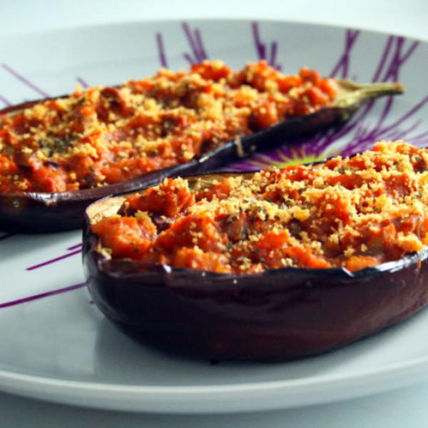 Berenjenas rellenas veganas con verduras y salsa de tomate en un banner