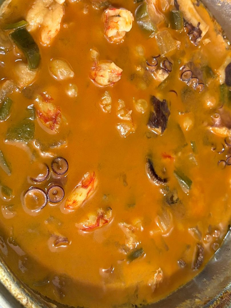 Plato de garbanzos con pulpo y gambas servido caliente y decorado