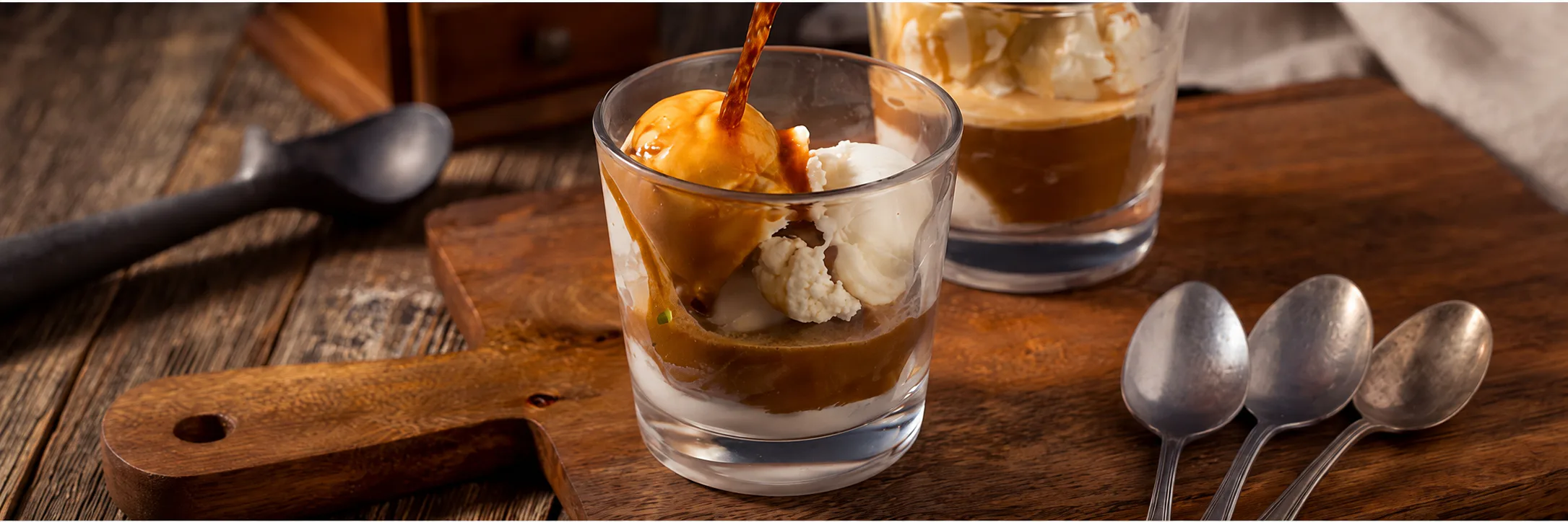 Affogato italiano con helado y espresso recién vertido