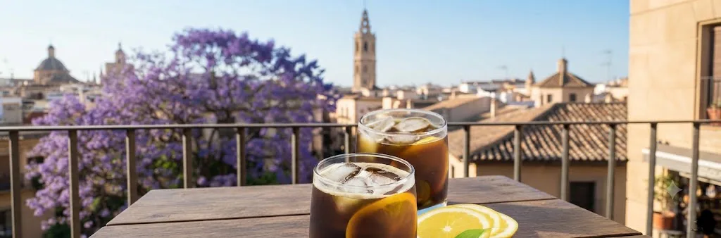 Café del tiempo valenciano servido con vaso de hielo y limón