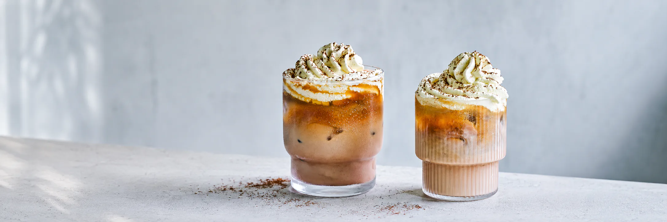 Café helado servido con hielo y una capa de nata montada